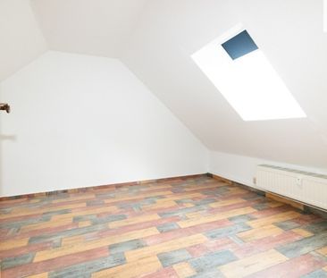 Gemütliche 4-Raum-Wohnung im Dachgeschoss im schönen Wohngebiet von... - Photo 1