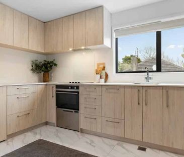 Modern 3-Bedroom, 2-Bathroom Home in Te Atatū Peninsula - Photo 1