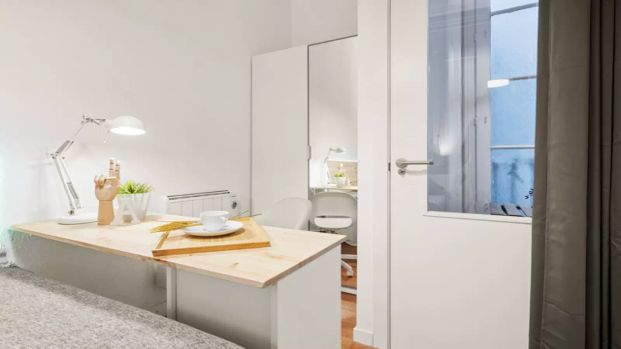 Room in a shared 9-bedroom apartment for rent in El Gòtic, professionals and students allowed - Foto 1