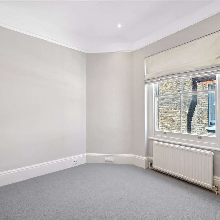 A beautifully-presented two bedroom flat in Albany Mansions. - Photo 1