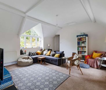 Recently refurbished three bed house with large private garden - Photo 5