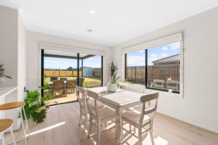 STUNNING HOME IN EMERALD WATERS ESTATE - Photo 3