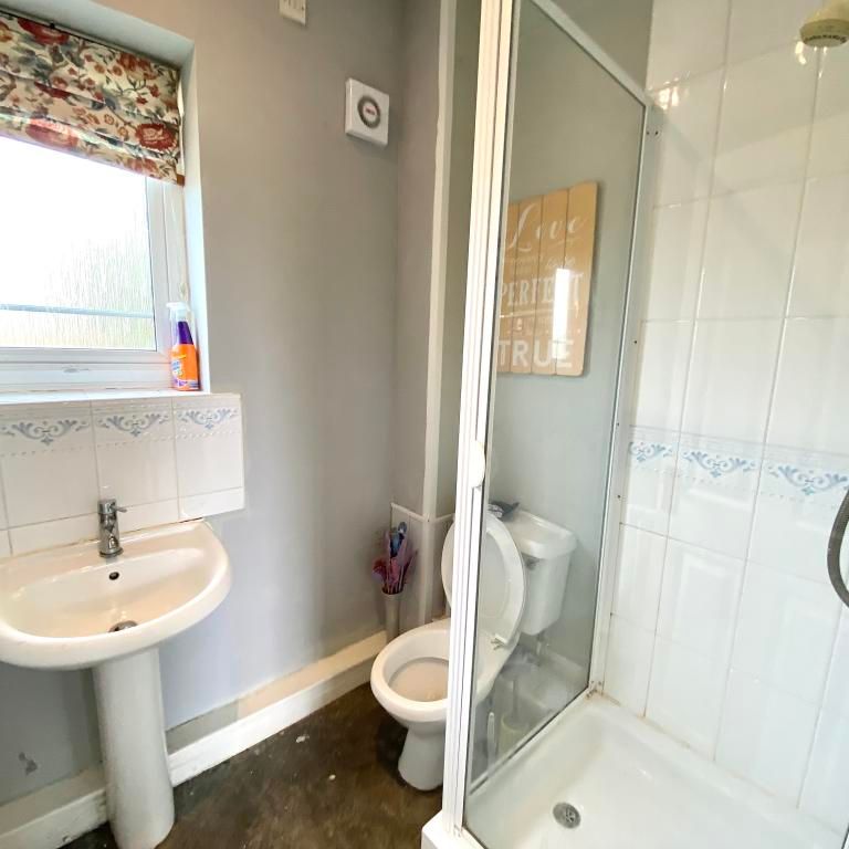 Beautiful 5 bed property overlooking All Saints Park - Photo 1