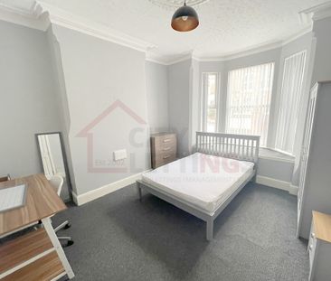 8 Bedroom Mid Terraced House - Photo 3