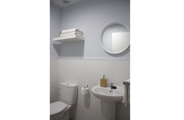 Room with balcony in Lavapiés - Photo 1