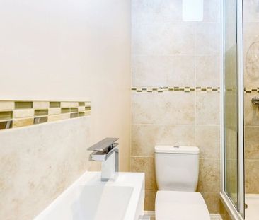 A bright spacious period apartment in the centre of town, with love... - Photo 4