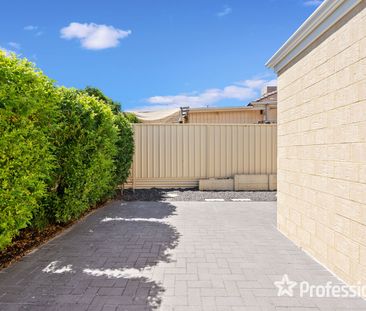 Street Front Villa! - Photo 6