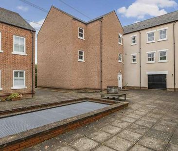 Waterford Gate, Aylesbury, HP19 - Photo 2