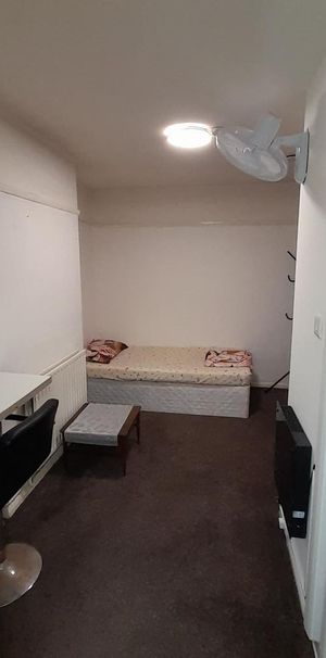 1 bedroom in a house share to rent - Photo 1