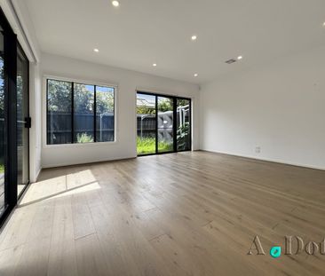 Modern 4-Bedroom Comfort in Prime Mount Waverley - Photo 3