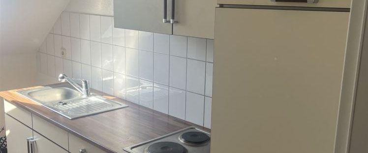 Helle DG 2-Zimmer mit Laminat, Wanne, eigenem Hausgarten mgl. und EBK! Stellplatz mgl. - Foto 1