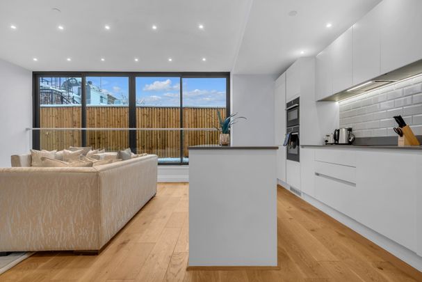 3 Bed Flat, Stoke Newington High Street, N16 - Photo 1