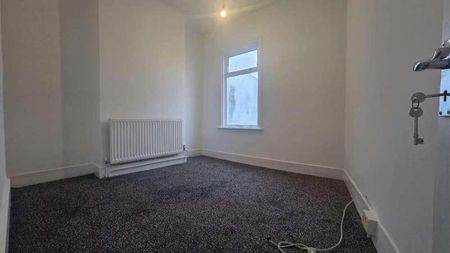 Wolsey Avenue, East Ham, E6 - Photo 4