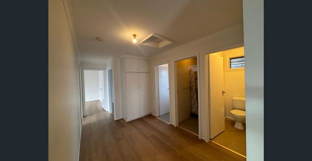 Freshly renovated with new floors, curtains and fully painted! - Photo 1