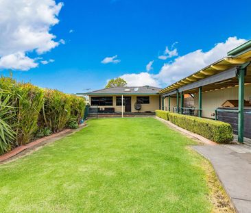 Spacious & Stylish Home with Studio - Ideal Family Living - Photo 2