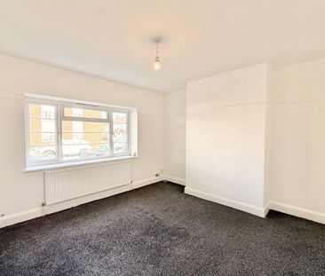 2 bed Flat Fairleigh Court, Fairleigh Drive, Leigh-on-Sea, SS9 - Photo 5