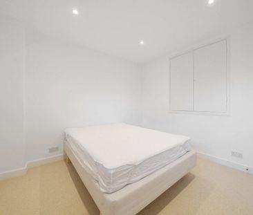 St. Saviours Estate, London, SE1 - Photo 6