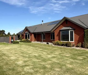 Spacious Family Living with Stunning Mountain Views - Photo 4