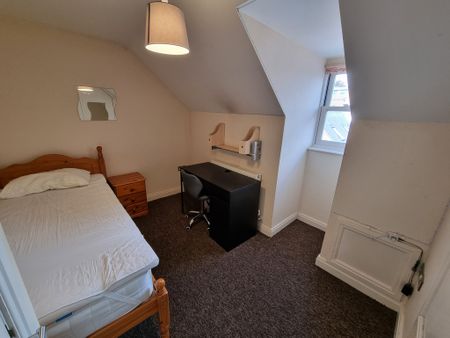 5 Bed Student Accommodation - Photo 3