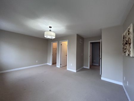 For Lease - 438 Kwapis Boulevard, Newmarket, Ontario - Photo 5