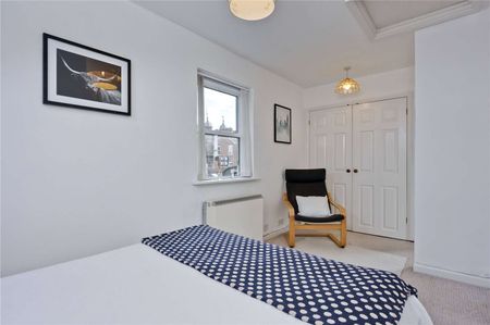 A spacious one bedroom apartment in the centre of town. - Photo 4