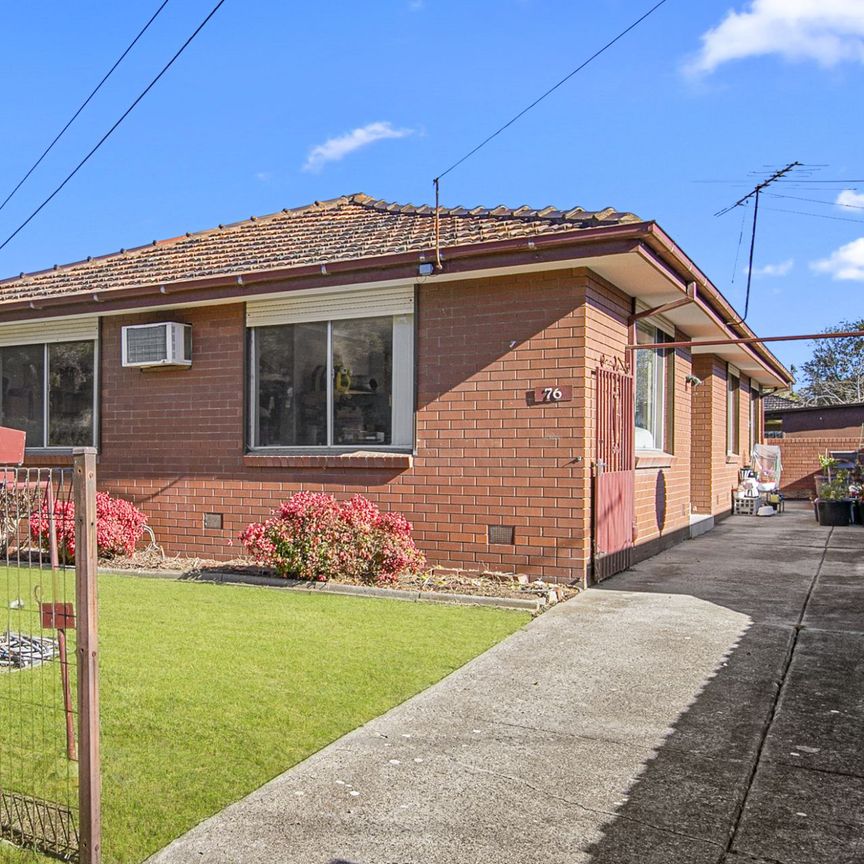 Light filled three bedroom residence in convenient location - Photo 1