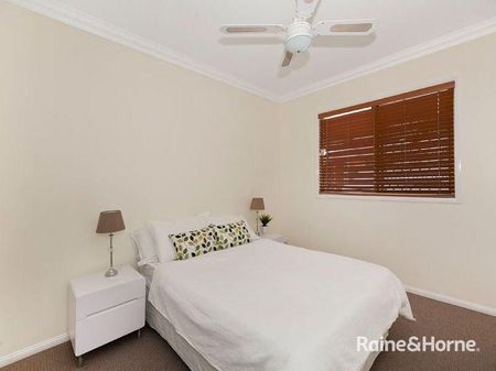 Fully Furnished Townhouse - Perfect for University - Photo 2