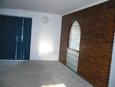 Large brick family home - close to shopping complex and University - Photo 5