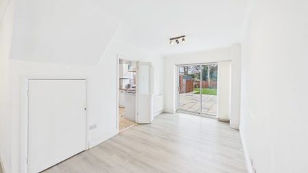 Tomlins Avenue, Camberley, Surrey, GU16 - Photo 3