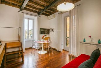 A Charming Penthouse with a Balcony in the Heart of Rome. In Residence with consierge, A/C , WIFI.Rif. #1946
