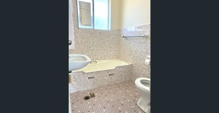 Suburban Hideaway! - Photo 2