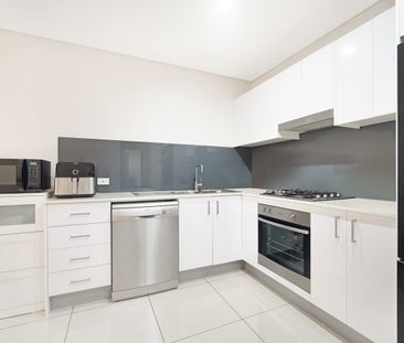 2 beds 2 baths 2 cars, Villa Style Apartment with Outdoor Courtyard - Photo 2