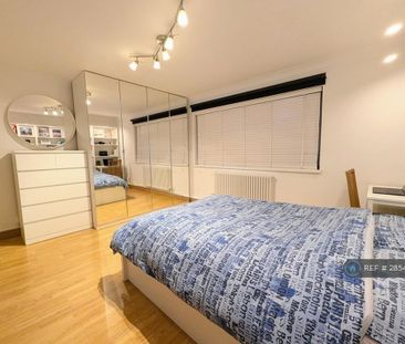 1 bedroom in a flat share to rent - Photo 2