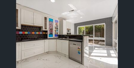 Spacious Townhouse in a Convenient Essendon Location - Photo 2