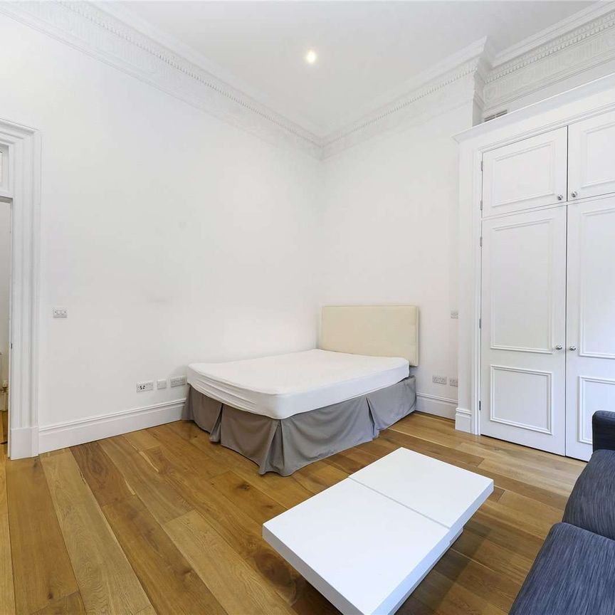 A bright furnished studio apartment overlooking the beautiful Lennox Gardens. - Photo 1