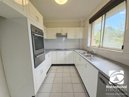 HUGE 3 BEDROOM APARTMENT + DOUBLE LOCK-UP GARAGE - Photo 4