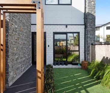 Cute, Compact & Modern Townhouse - Photo 4