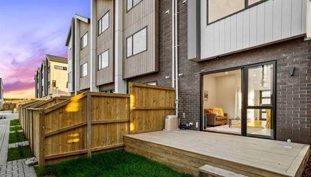 3.5 bedrooms with 2.5 bathrooms - Photo 3