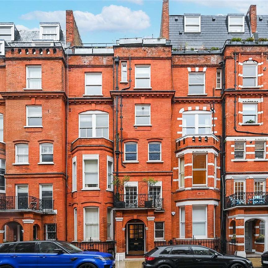 A bright and impressive two bedroom two bathroom apartment boasting a full length private balcony overlooking the manicured communal gardens. - Photo 1