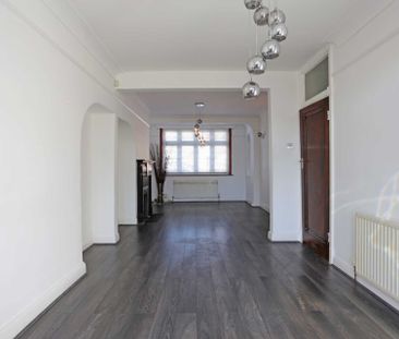 Price £2,700 pcm - Available 17/12/2025 - Part Furnished - Photo 3