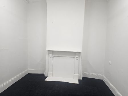 Close to City Centre - Available Now - Photo 3