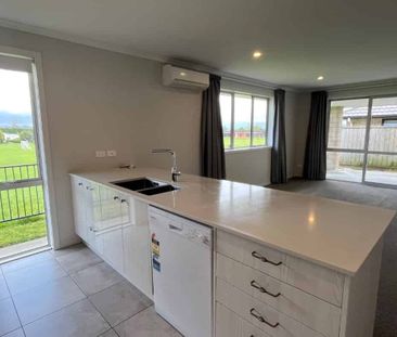 Modern Two Bedroom Home - Photo 4