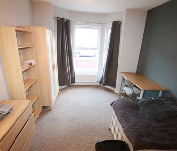 6 Bed Terraced House, Grange Avenue, RG6 - Photo 5