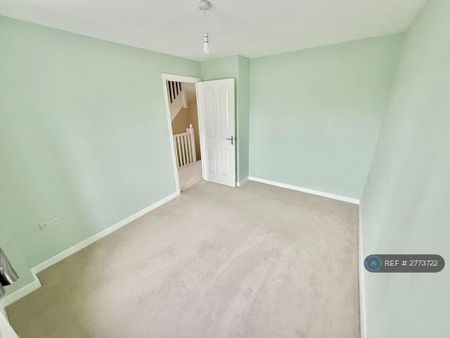 4 bedroom semi-detached house to rent - Photo 2