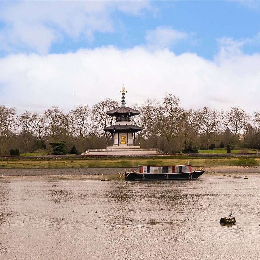 A brilliant three bedroom apartment on Chelsea Embankment with views over looking the river close to the local amenities of the Kings Road and just moments from Battersea Park. - Photo 1