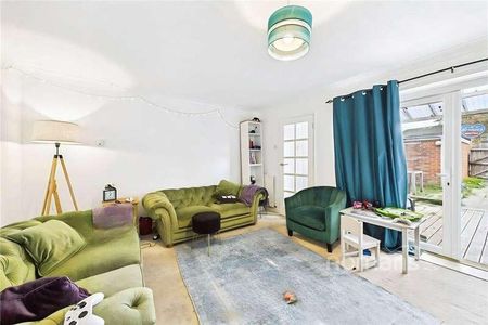 Pinewood Park, Farnborough, Hampshire, GU14 - Photo 2