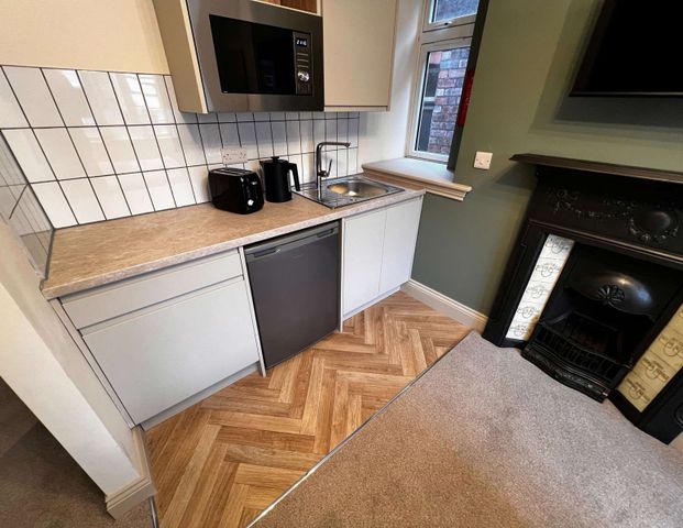 Queens Drive Room 4 - Photo 1