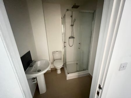 Modern 2-Bedroom, 2-Bathroom Student Apartment in Portswood, Southampton - Photo 2