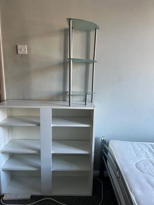 Room in a Shared House, Queens Road, E11 - Photo 1