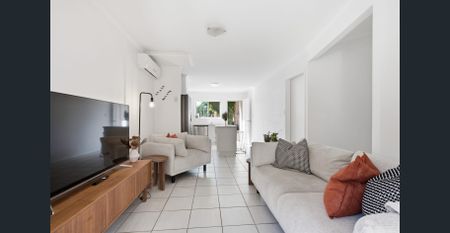 Stylish Parkside Townhouse Offering Comfort, Privacy & Convenience! - Photo 4